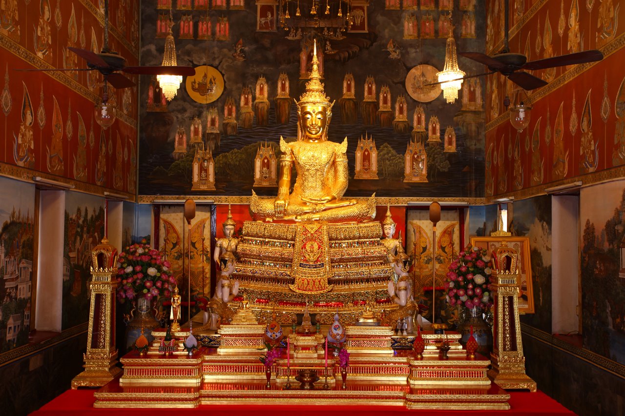 พระประธานภายในพระอุโบสถ วัดปทุมคงคาราชวรวิหาร